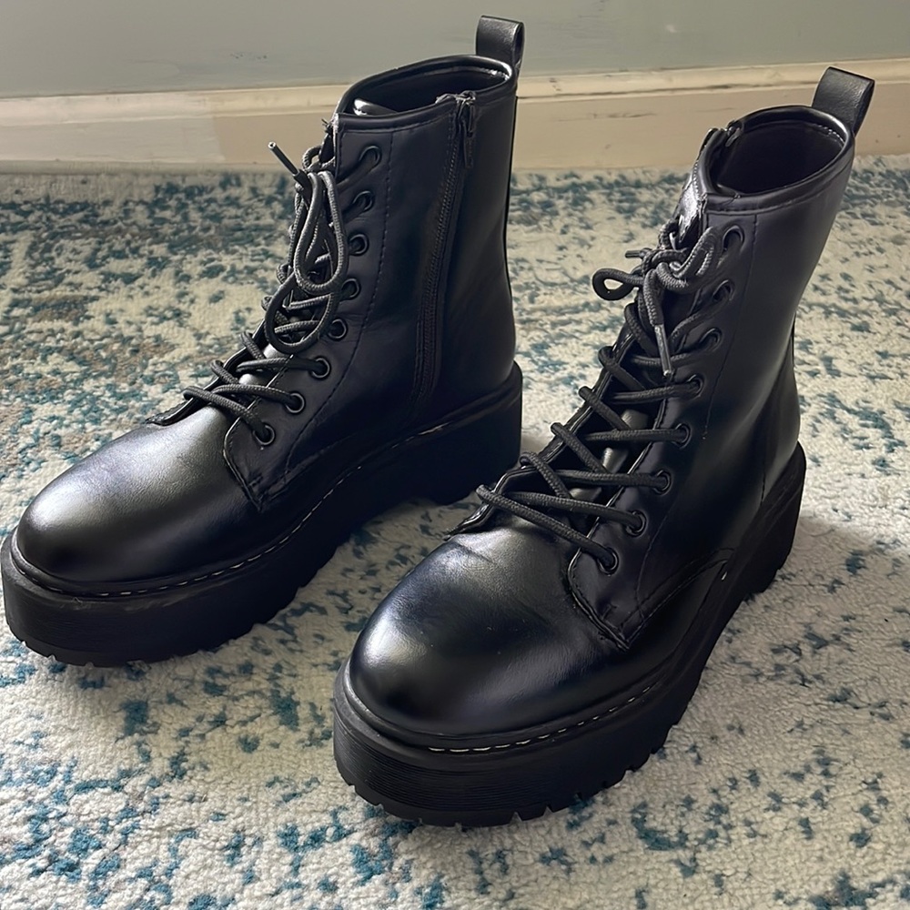 Universal Thread Combat boots